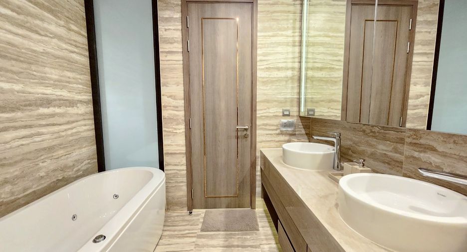 For rent 3 bedrooms condo in Khlong Toei, Bangkok