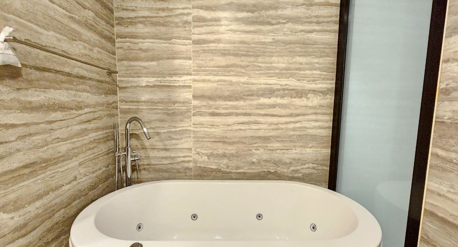 For rent 3 bedrooms condo in Khlong Toei, Bangkok