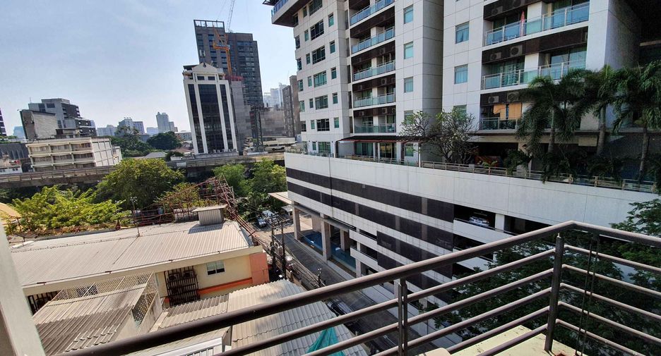 Condo en alquiler de 3 habitaciones en Khlong Toei, Bangkok