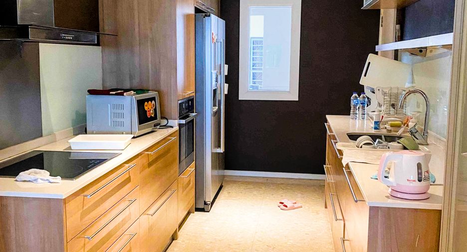 For rent 3 bedrooms condo in Sathon, Bangkok
