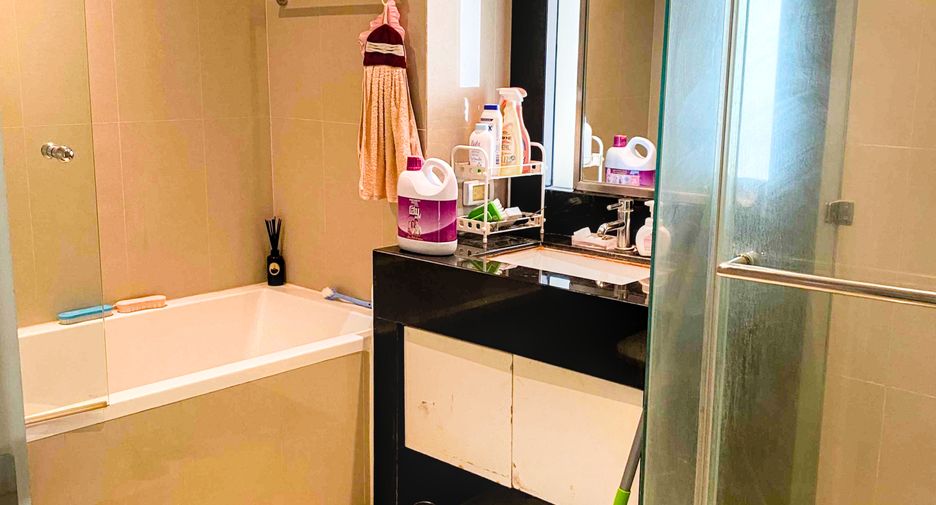 For rent 3 bedrooms condo in Sathon, Bangkok