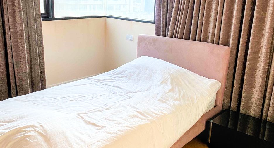 For rent 3 bedrooms condo in Sathon, Bangkok