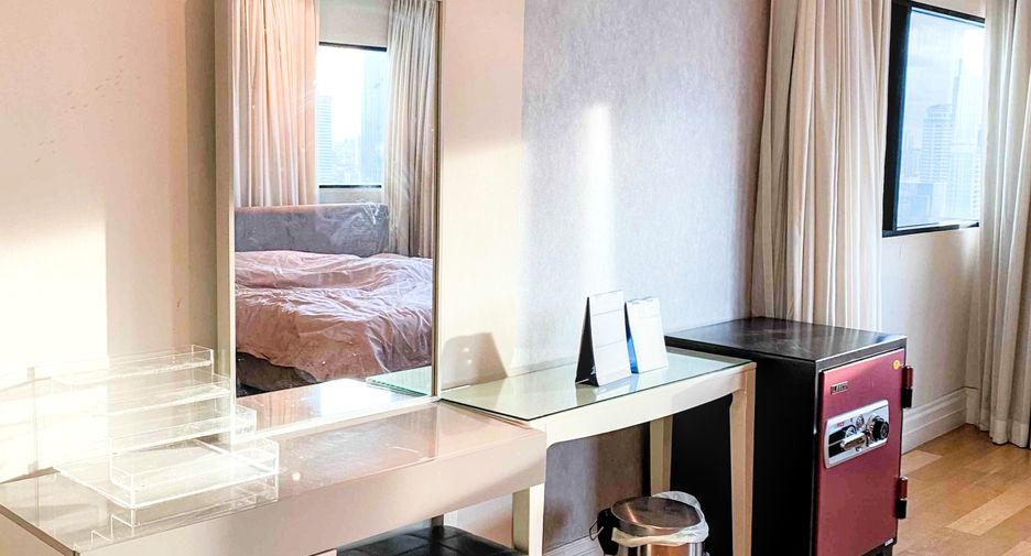 For rent 3 bedrooms condo in Sathon, Bangkok