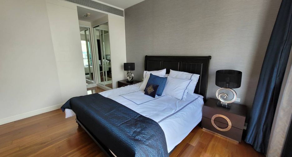 For rent 3 bedrooms condo in Pathum Wan, Bangkok