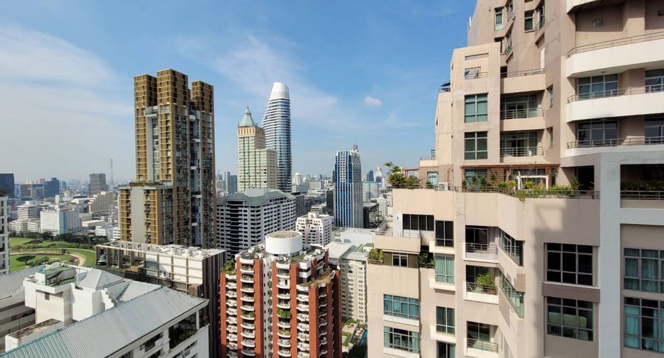 For rent 3 bedrooms condo in Pathum Wan, Bangkok