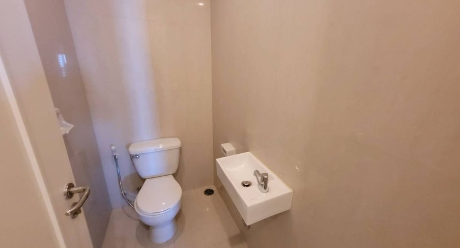 For rent 3 bedrooms condo in Pathum Wan, Bangkok