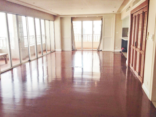 For rent 3 bedrooms condo in Sathon, Bangkok