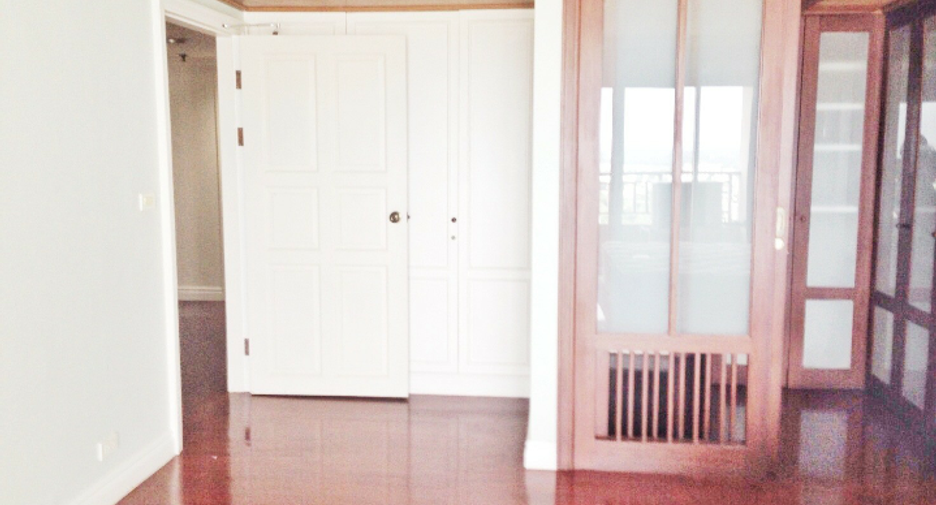 For rent 3 ベッドルーム condo in Sathon, Bangkok