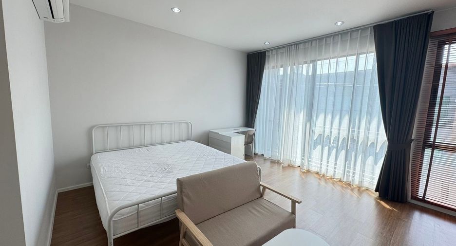 For rent 3 bedrooms townhouse in Saphan Sung, Bangkok