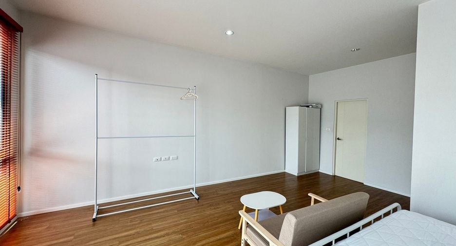 For rent 3 bedrooms townhouse in Saphan Sung, Bangkok