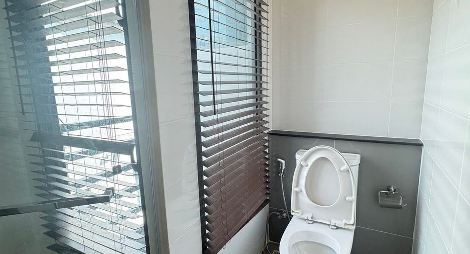 For rent 3 bedrooms townhouse in Saphan Sung, Bangkok