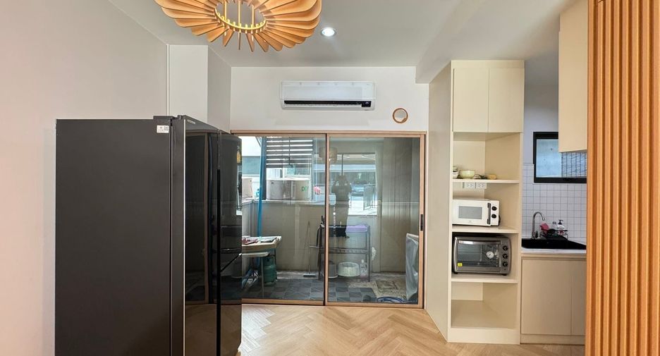 For rent 3 bedrooms townhouse in Saphan Sung, Bangkok