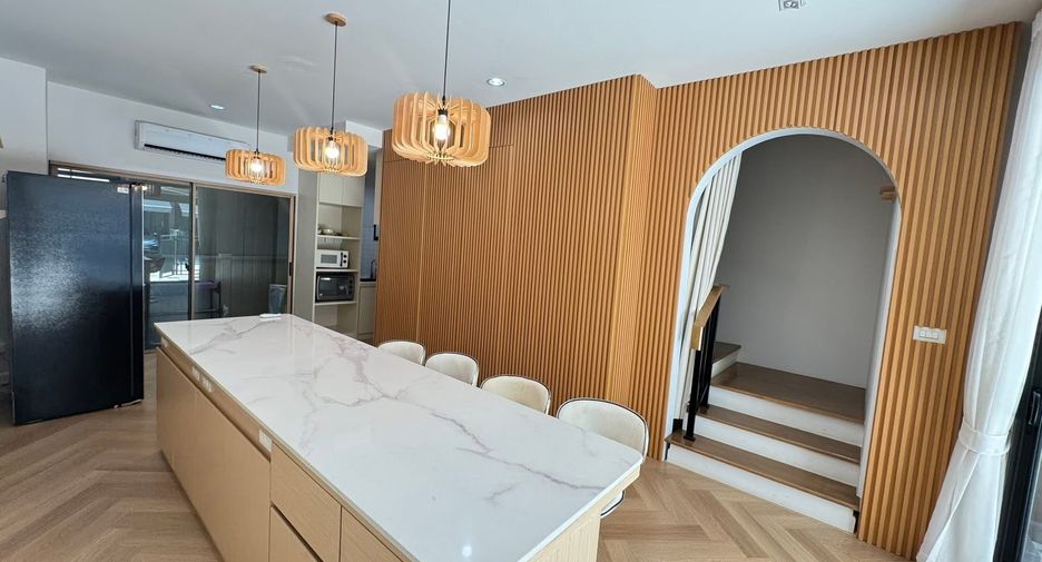 For rent 3 bedrooms townhouse in Saphan Sung, Bangkok
