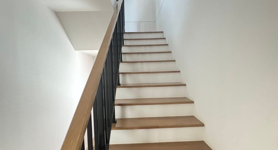 For rent 3 bedrooms townhouse in Saphan Sung, Bangkok