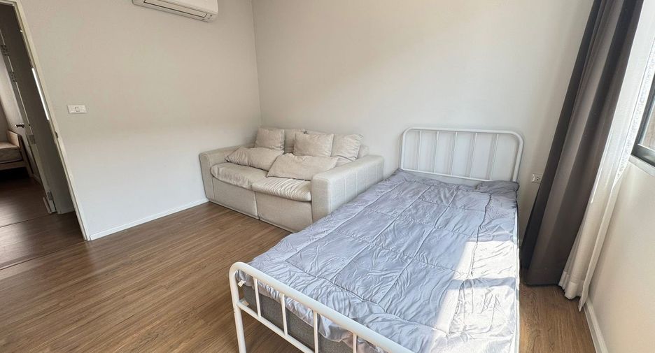 For rent 3 bedrooms townhouse in Saphan Sung, Bangkok
