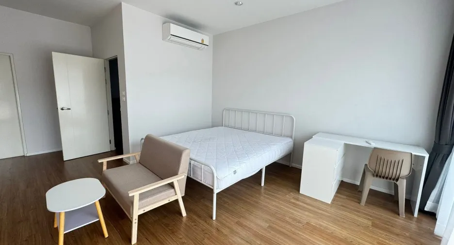 For rent 3 bedrooms townhouse in Saphan Sung, Bangkok
