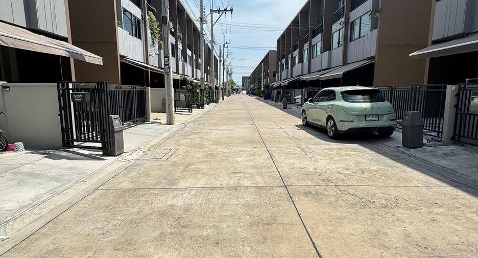 For rent 3 bedrooms townhouse in Saphan Sung, Bangkok