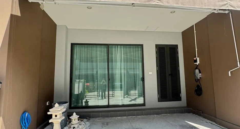 For rent 3 bedrooms townhouse in Saphan Sung, Bangkok