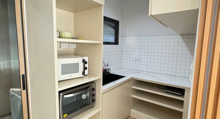 For rent 3 bedrooms townhouse in Saphan Sung, Bangkok