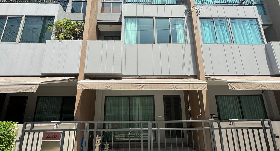For rent 3 bedrooms townhouse in Saphan Sung, Bangkok