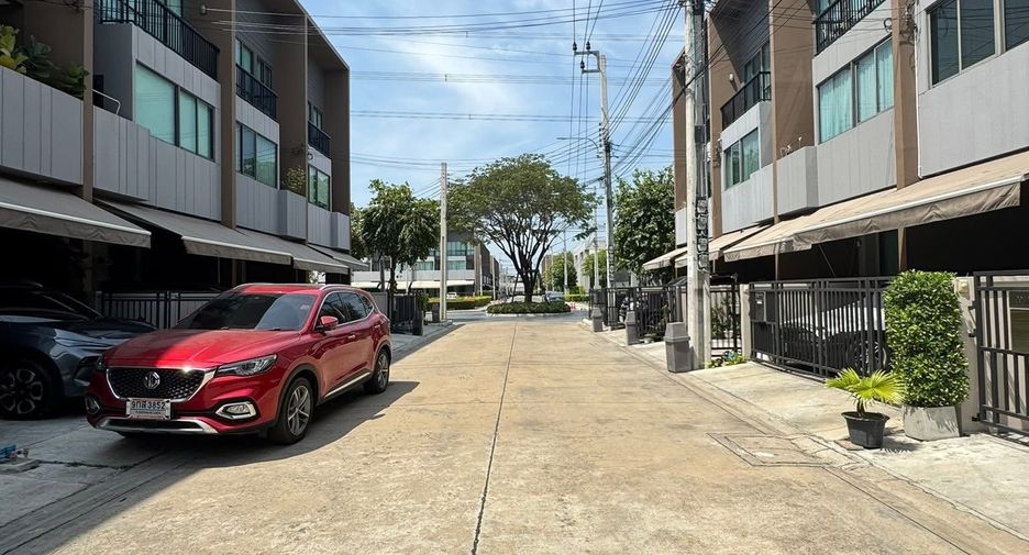 For rent 3 bedrooms townhouse in Saphan Sung, Bangkok