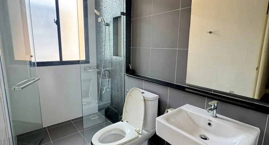 For rent 3 bedrooms townhouse in Saphan Sung, Bangkok
