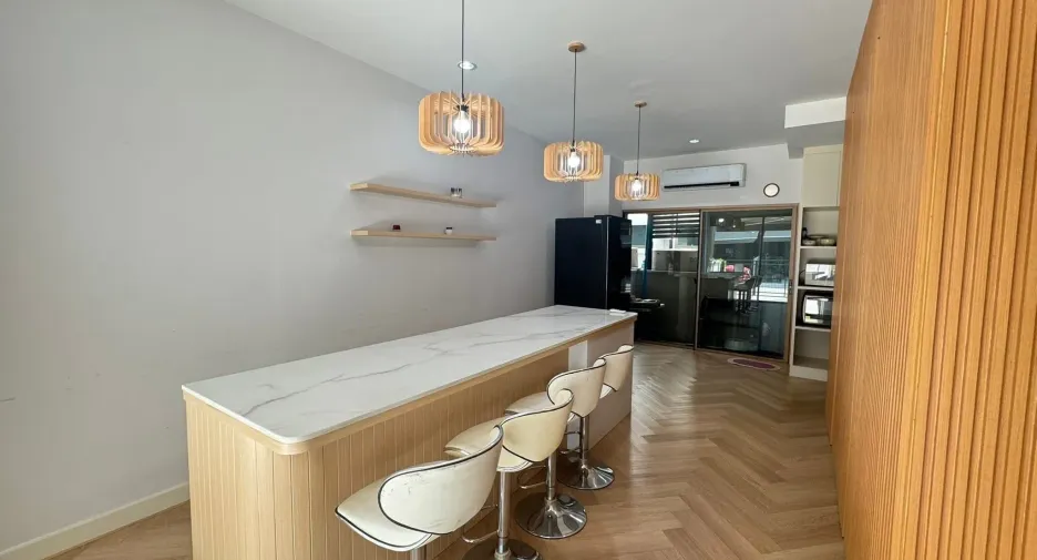 For rent 3 bedrooms townhouse in Saphan Sung, Bangkok