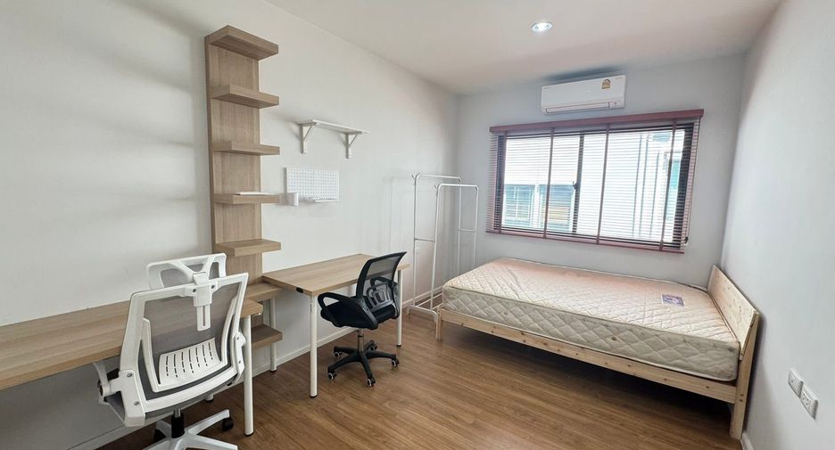 For rent 3 bedrooms townhouse in Saphan Sung, Bangkok