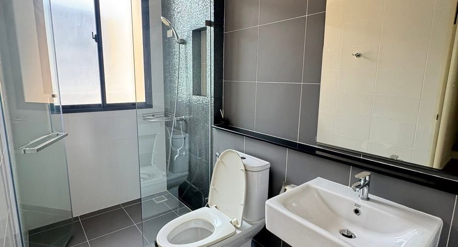 For rent 3 bedrooms townhouse in Saphan Sung, Bangkok