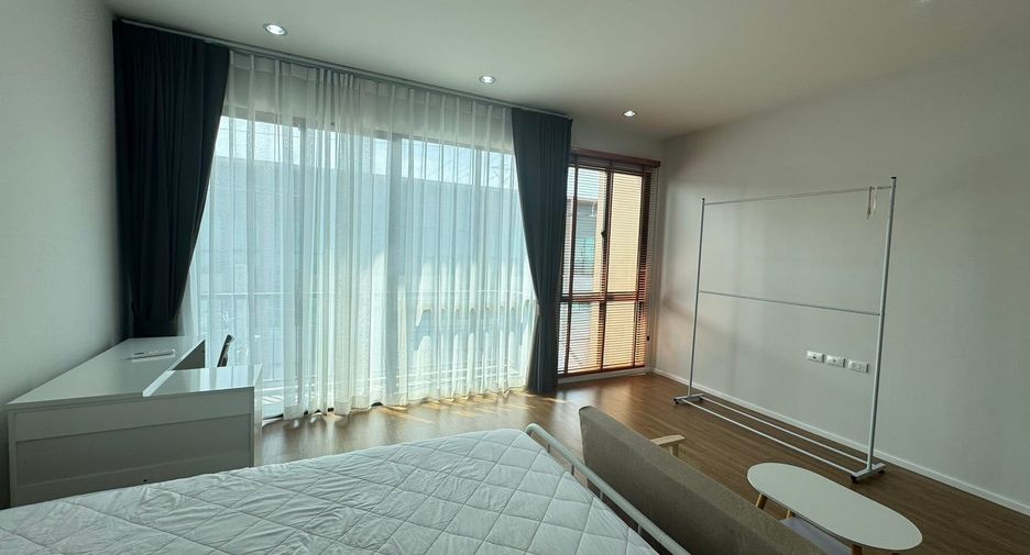 For rent 3 bedrooms townhouse in Saphan Sung, Bangkok