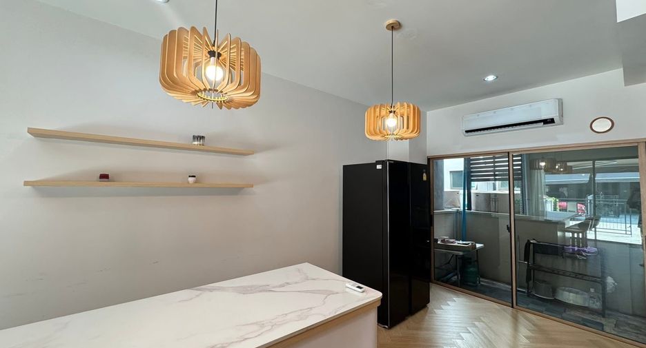 For rent 3 bedrooms townhouse in Saphan Sung, Bangkok