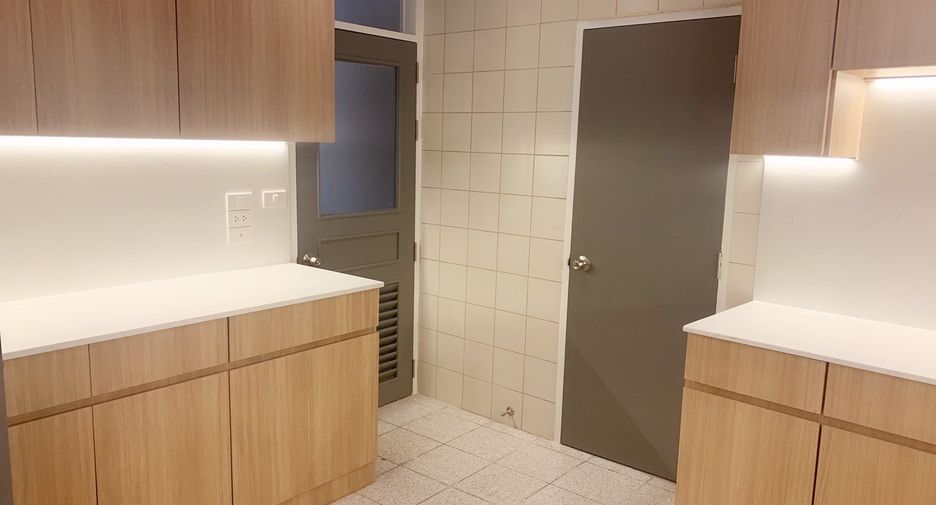 For rent and for sale 3 bedrooms condo in Khlong Toei, Bangkok