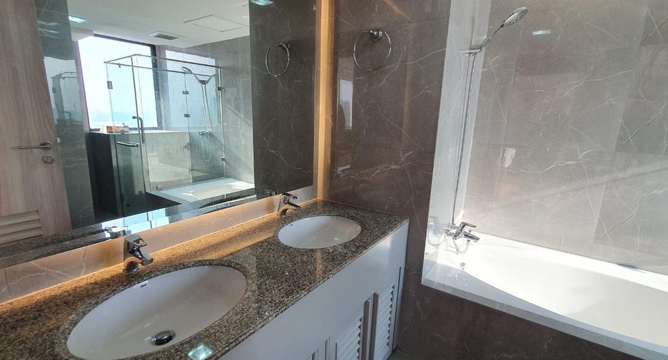 For rent 3 bedrooms condo in Khlong Toei, Bangkok