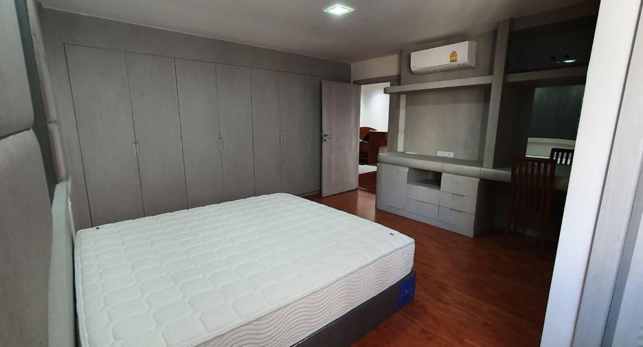 For rent 3 bedrooms condo in Khlong Toei, Bangkok