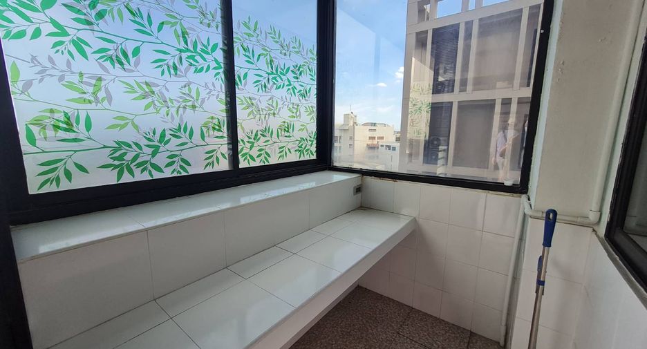 For rent 3 bedrooms condo in Phra Khanong, Bangkok