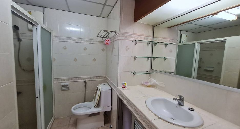 For rent 3 bedrooms condo in Phra Khanong, Bangkok
