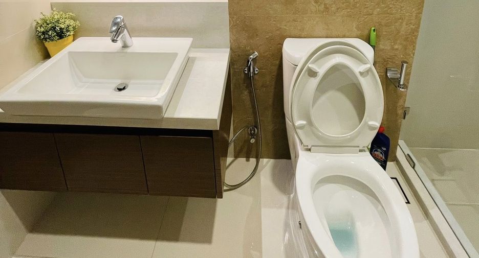 For rent 2 bedrooms condo in Khlong Toei, Bangkok