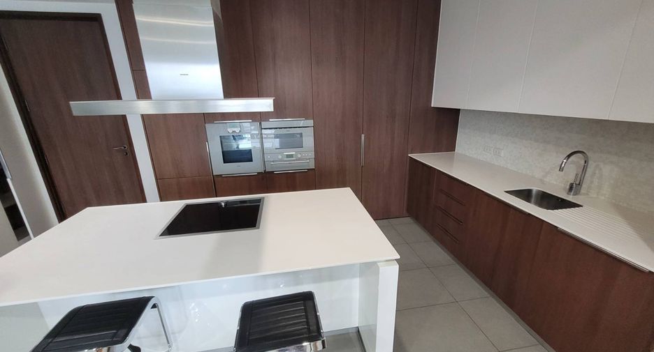 For rent 2 bedrooms condo in Pathum Wan, Bangkok