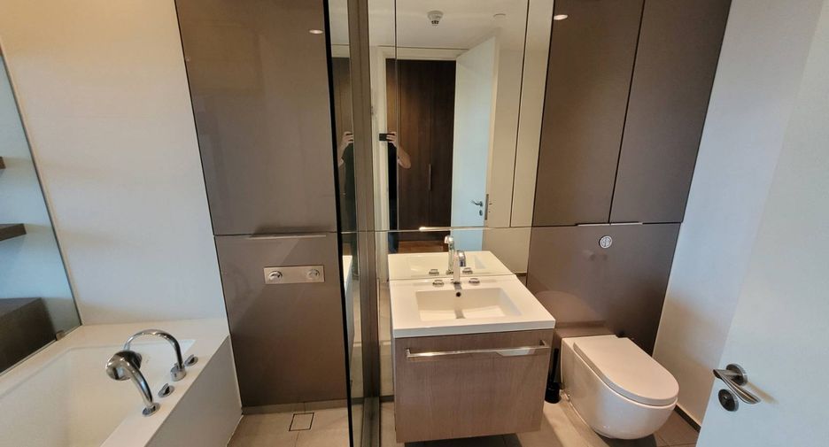For rent 2 bedrooms condo in Pathum Wan, Bangkok