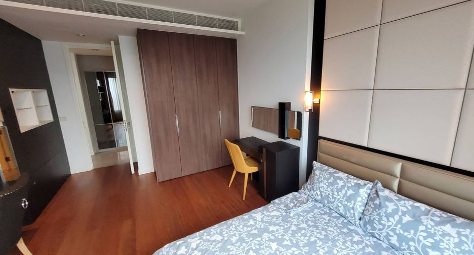 For rent 2 bedrooms condo in Pathum Wan, Bangkok