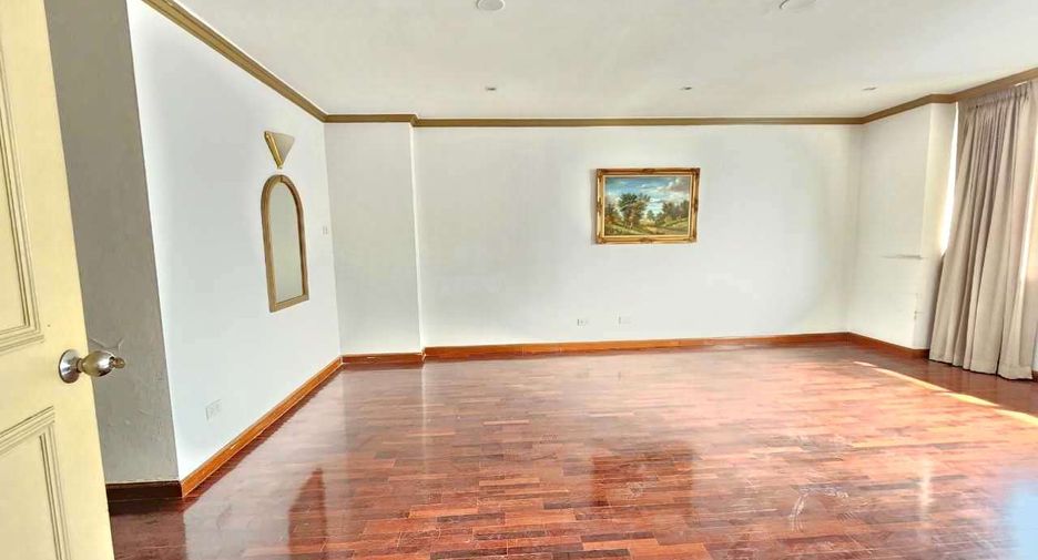 For rent 3 bedrooms condo in Watthana, Bangkok
