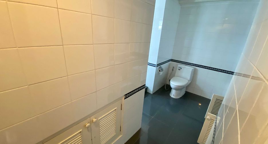 For rent 3 bedrooms condo in Watthana, Bangkok