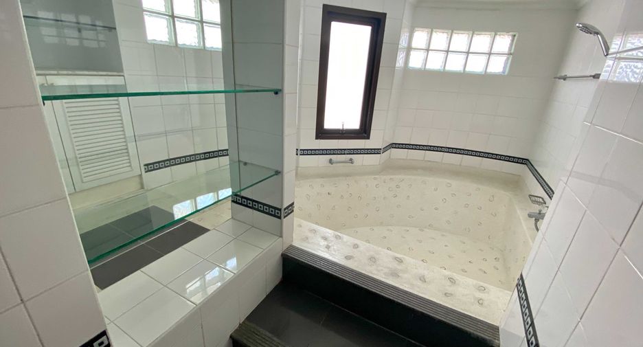 For rent 3 bedrooms condo in Watthana, Bangkok