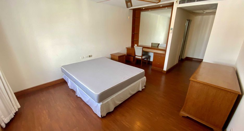 For rent 3 bedrooms condo in Watthana, Bangkok