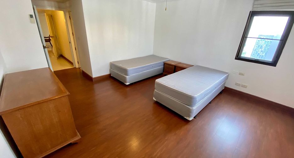 For rent 3 bedrooms condo in Watthana, Bangkok