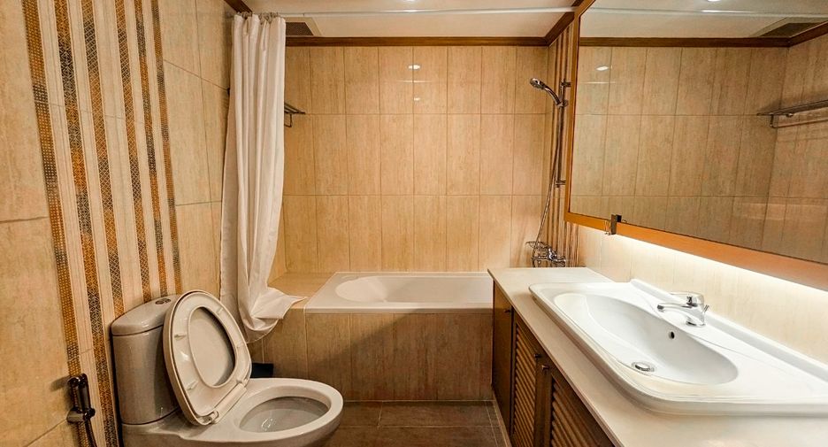 For rent 3 bedrooms condo in Khlong Toei, Bangkok