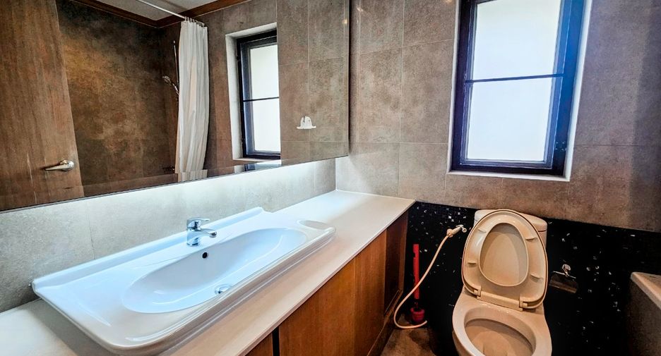 For rent 3 bedrooms condo in Khlong Toei, Bangkok