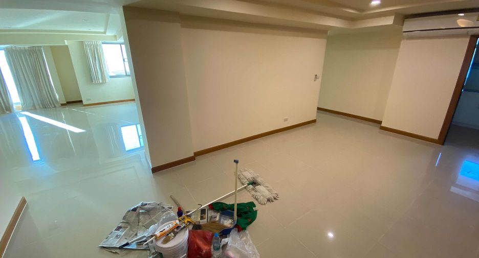 À louer 4 chambres condo à Watthana, Bangkok