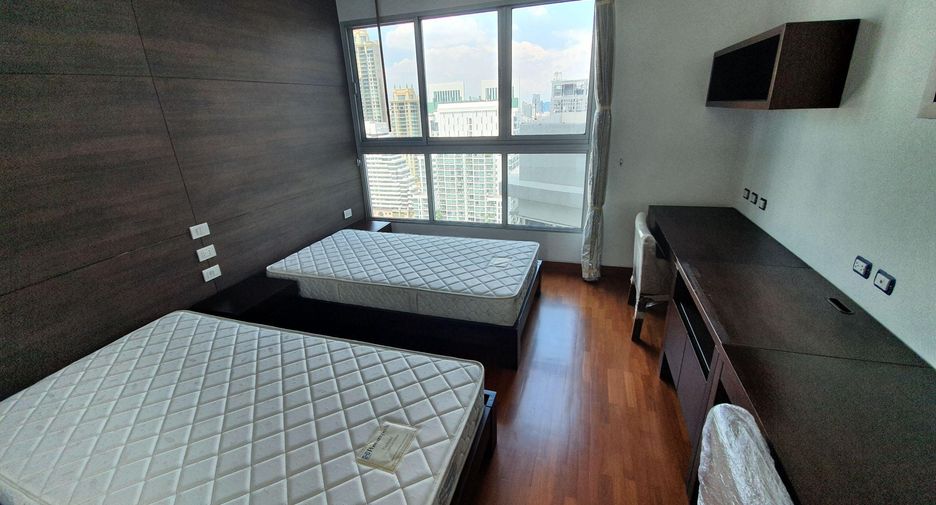 For rent 4 bedrooms condo in Watthana, Bangkok