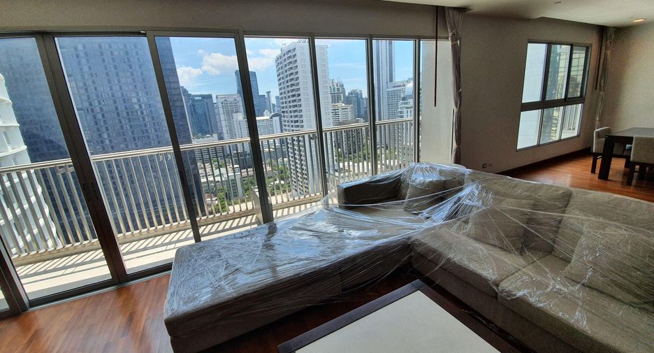 For rent 4 bedrooms condo in Watthana, Bangkok